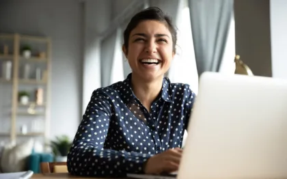 lady-smiling-laptop-1606120384