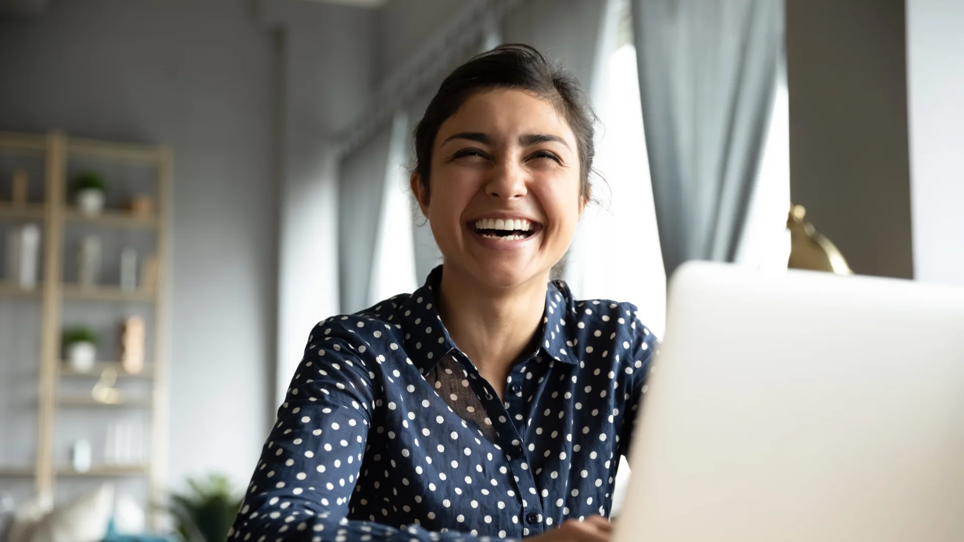 lady-smiling-laptop-1606120384-3