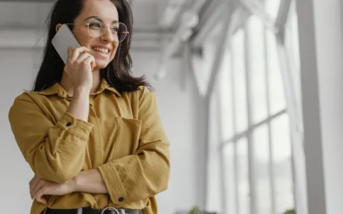 businesswoman-talking-her-smartphone