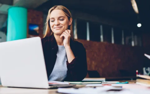 woman-working-on-laptop-in-restaurant