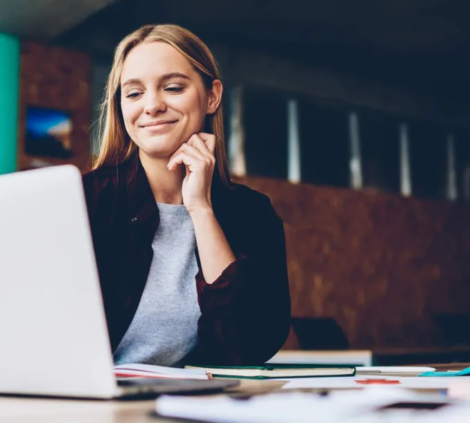 woman-working-on-laptop-in-restaurant