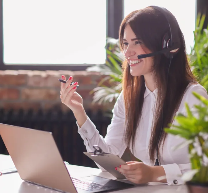 portrait-woman-customer-service-worker