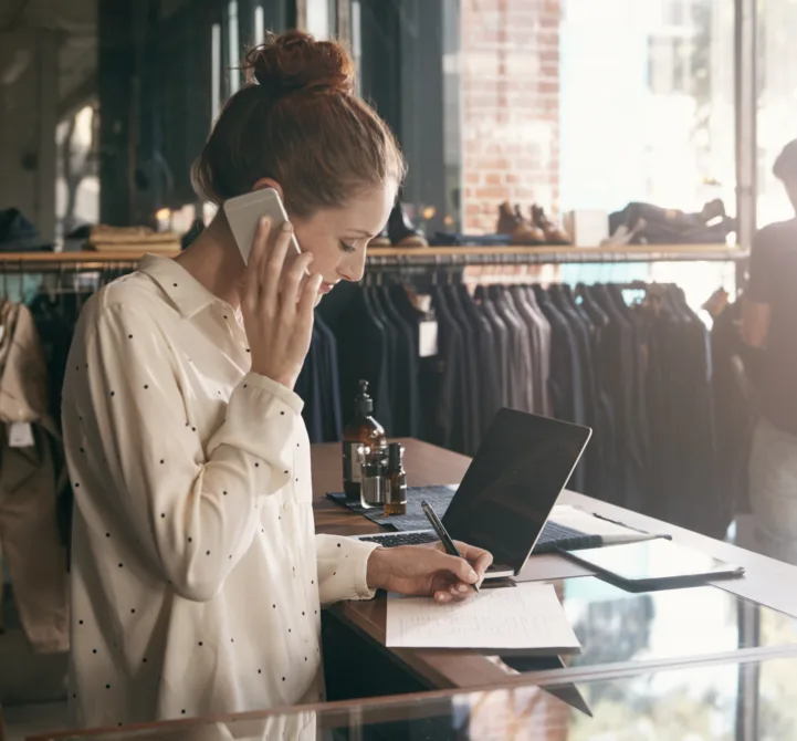 retailer-mobile-470883258