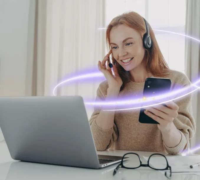 empleada-auriculares-tiene-videoconferencia-tiene-telefono-inteligente-moderno-twist-1