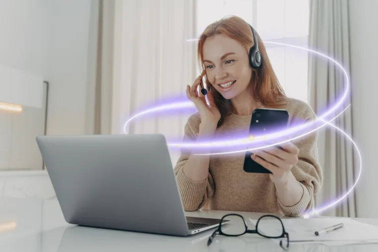 empleada-auriculares-tiene-videoconferencia-tiene-telefono-inteligente-moderno-twist-1