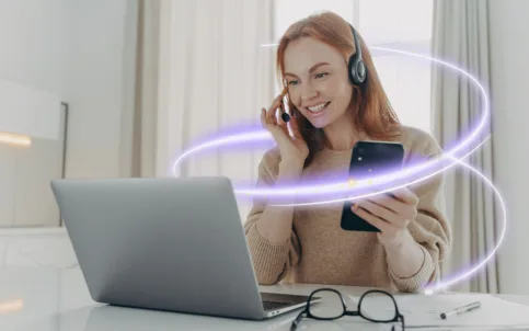 empleada-auriculares-tiene-videoconferencia-tiene-telefono-inteligente-moderno-twist-1