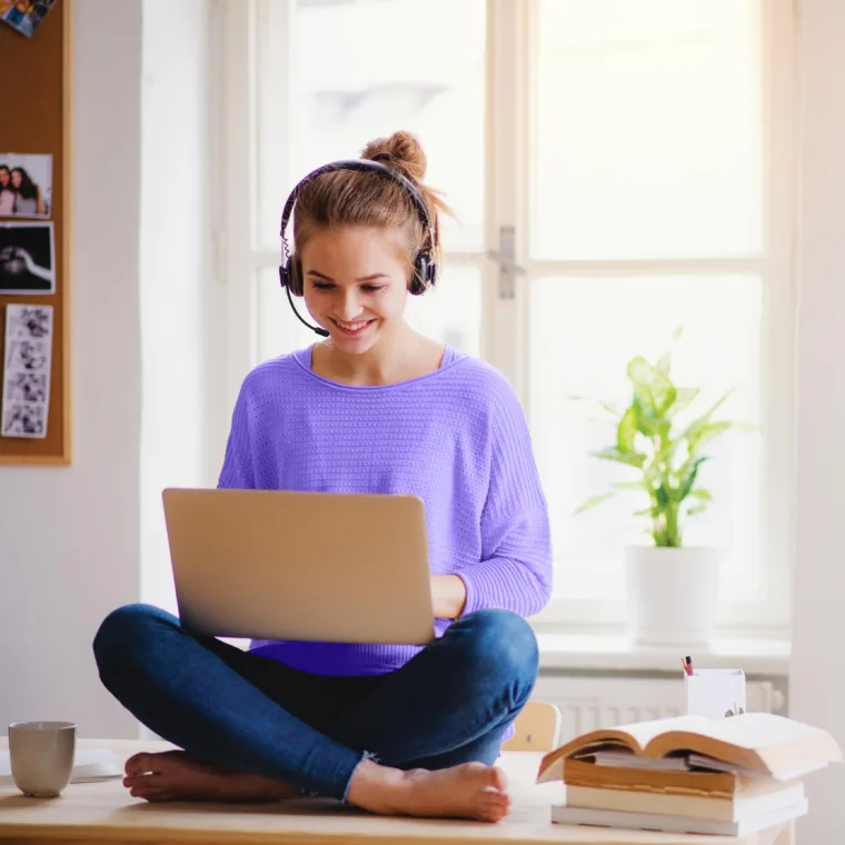 woman-on-desk-flexible-work-square