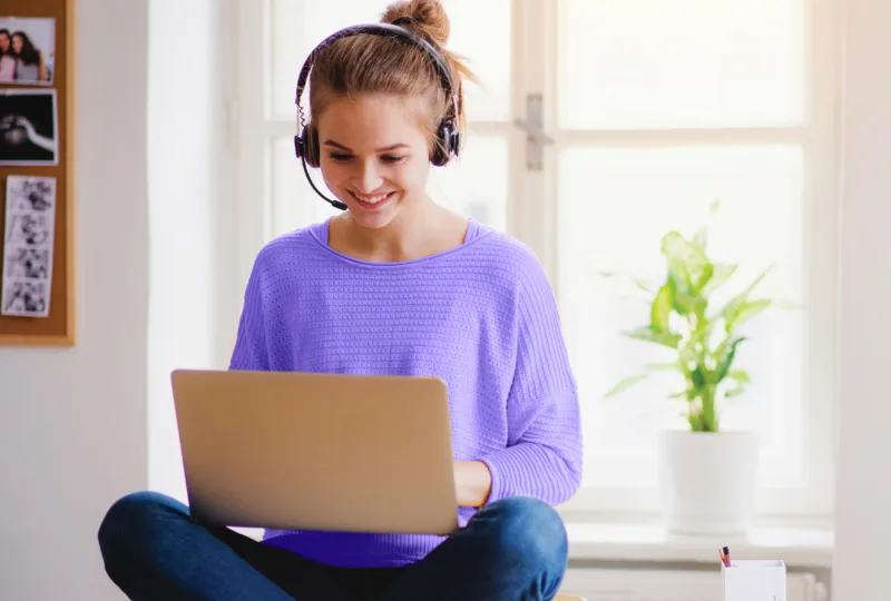 woman-on-desk-flexible-work-square