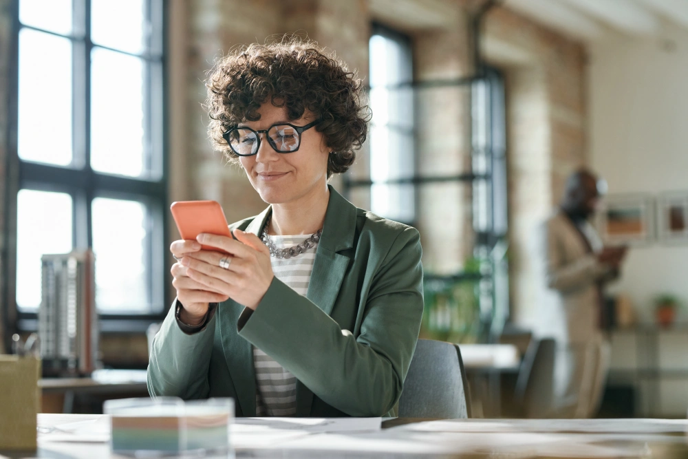businesswoman-phone.jpg
