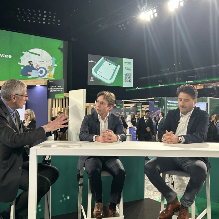 Enreach et Stelogy remettent la voix au centre avec l’IA comme levier et la souveraineté comme filtre